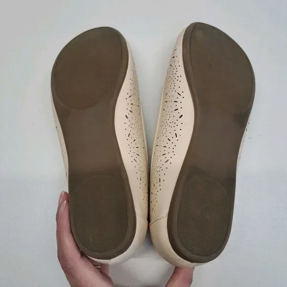 Cliffs by White Mountain Shoes Womens 8 Beige Karen Ballet Flats Perforated - Picture 5 of 6